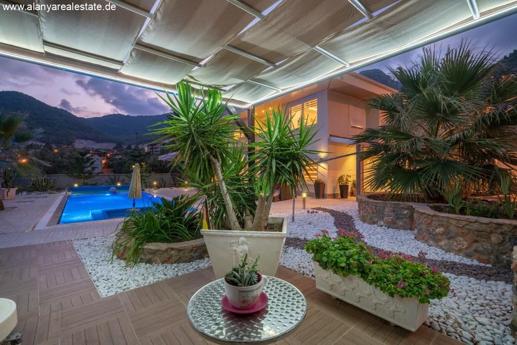 Super Luxus Villa voll möbliert mit privat Pool in ruhiger Lage  ()