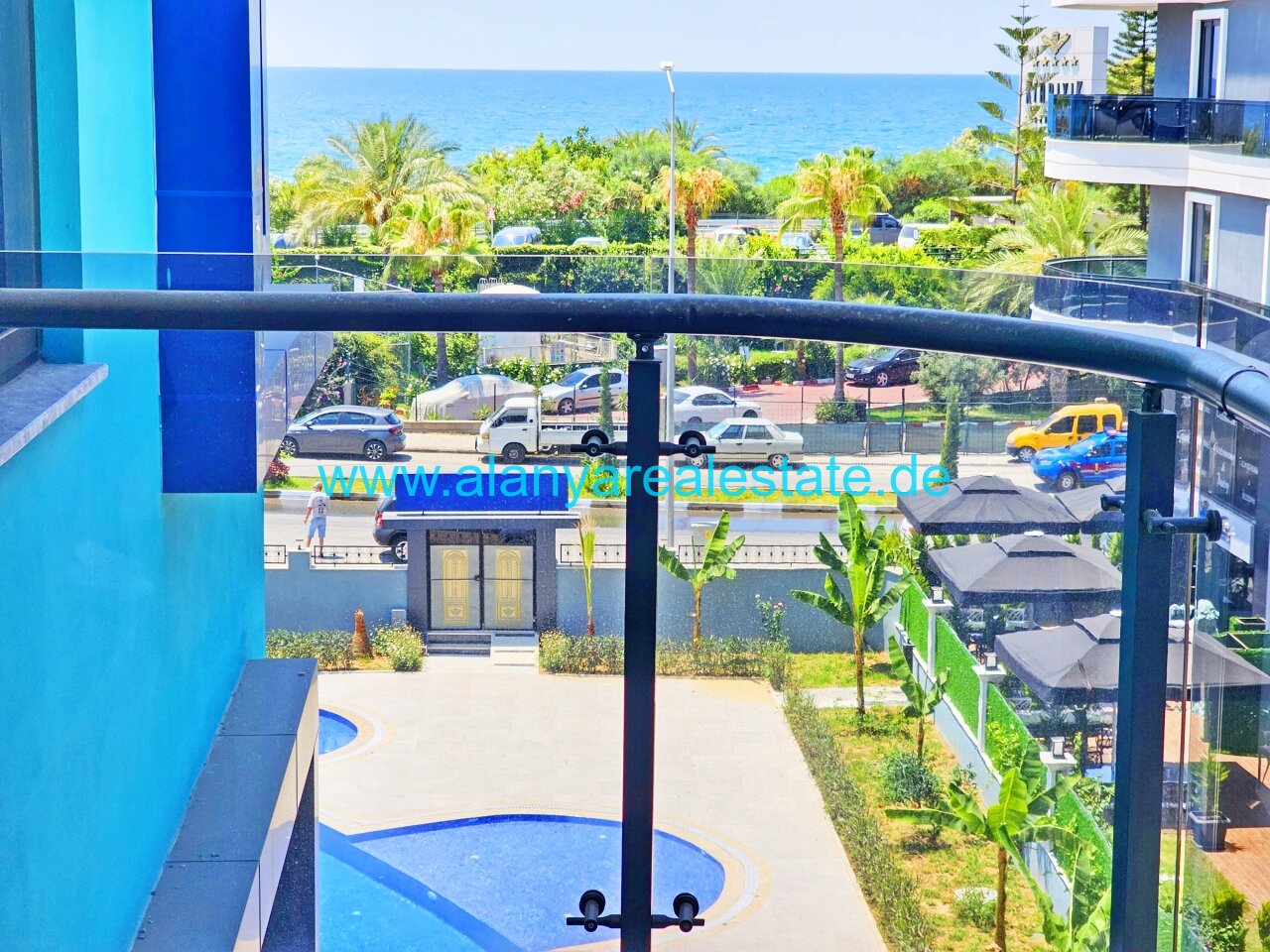 Brandneue Luxus Residence in Top Lage in direkter Strandnähe mit Pool