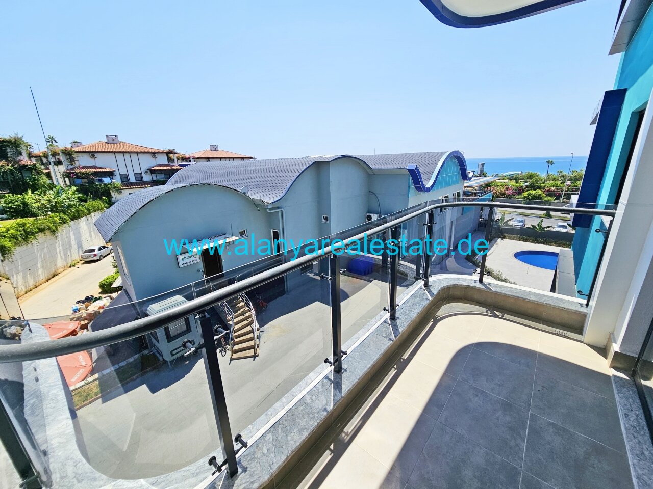 Brandneue Luxus Residence in Top Lage in direkter Strandnähe mit Pool