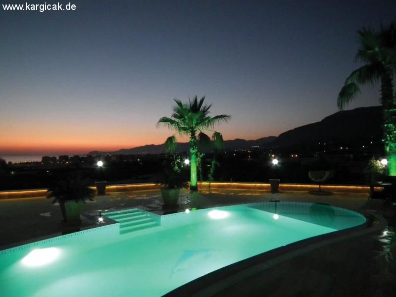 Exclusive möblierte Villa von höchster Qualität mit privat Pool und Meerblick