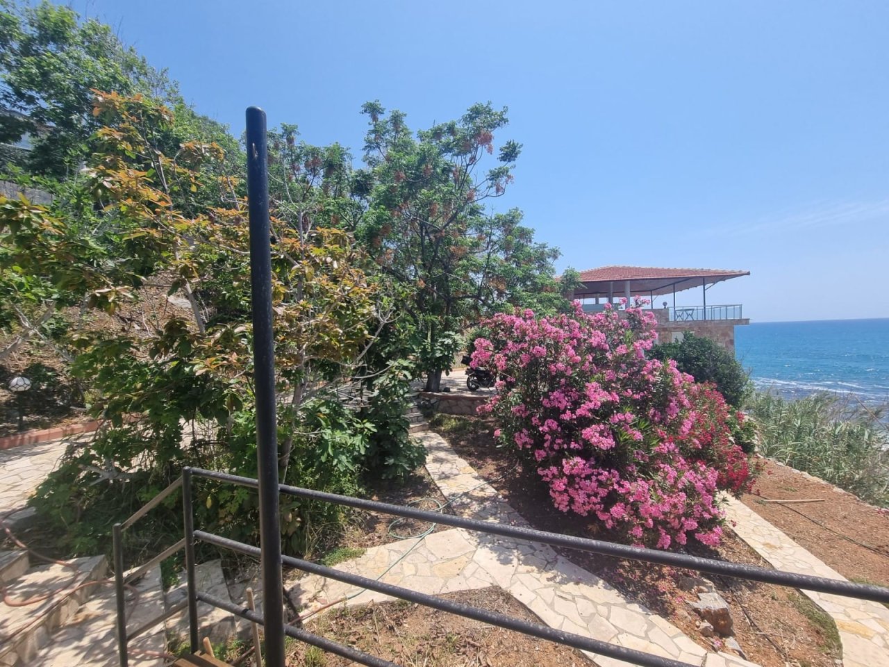 Einmalige Villa direkt am Meer mit eigener Bootsanlegestelle. Naturhafen möglich 