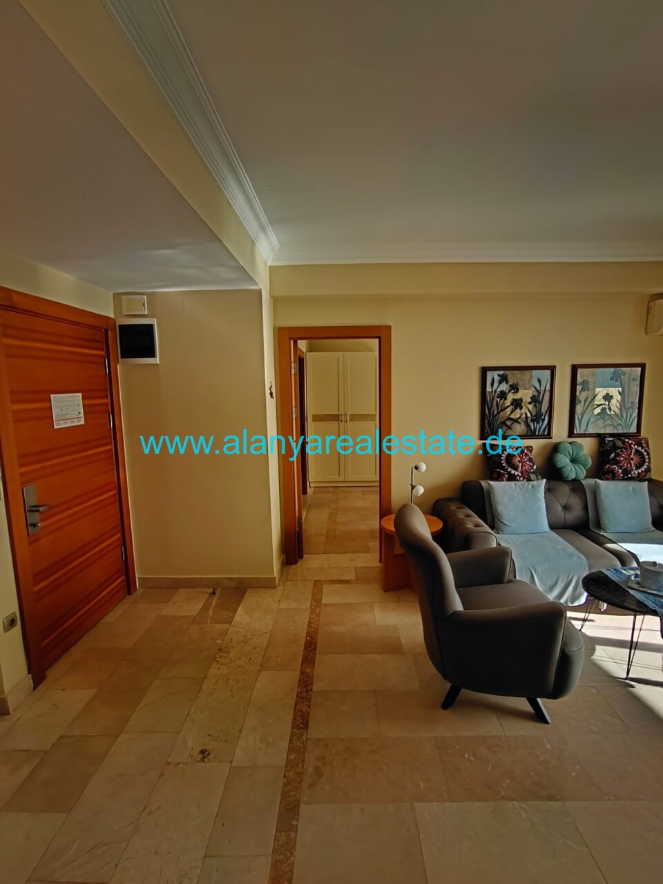 Voll möbliertes 3 Zimmer Luxus Apartment mit fantastischem Meerblick im Gold City 5 Sterne Komplex